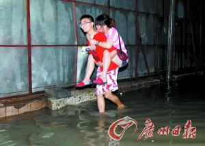 豪雨突袭广州 航班大延误 交通尚正常 地市滚动