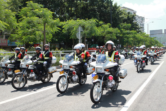 宝安区摩托车巡逻中队和巡警机动中队在福永成