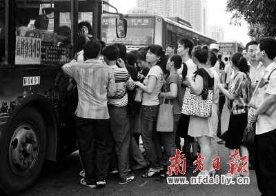 公交车安全设备基本齐全 广州本地乘客不担心