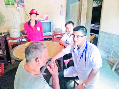 志愿者为山区留守老人送医上门 地市滚动 南方