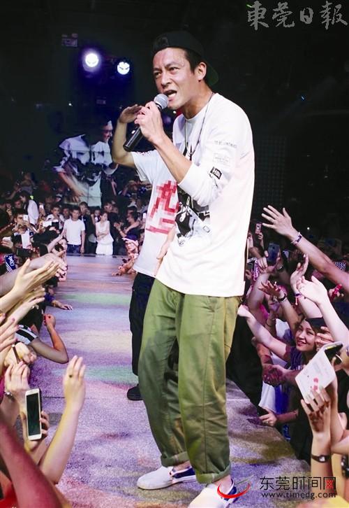 陈冠希夜店唱 四首歌吸金50万 地市党报纵览 南