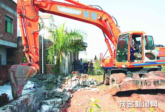 茂南区城管局组织执法大队对两处违法建设强制
