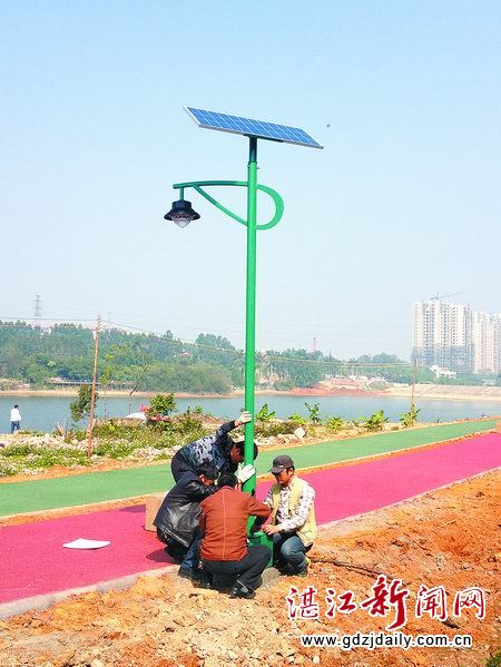 瑞云湖公园安装太阳能路灯 充电一天可照明一