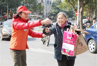 湛江交通志愿者上街执勤