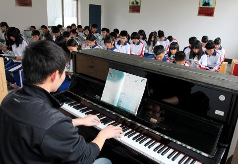 该校师生在专用音乐教室上音乐课.