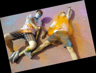 　　昨日，开跑前，两位参赛者躺在洒满彩粉的地上摆pose留影。