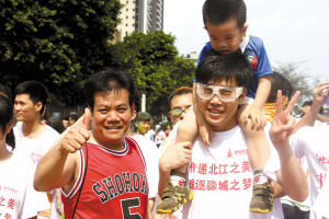 　　昨日，三水市民李强驮着儿子小非，和父亲一起来到缤纷跑现场。/佛山日报记者林洛峰摄