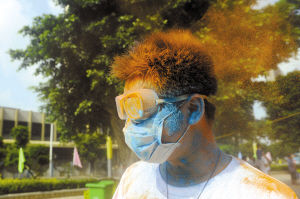 　　▼昨日，一位戴着护眼镜和口罩的参赛者头部遍布彩粉。