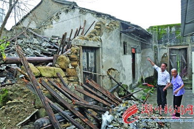 潮州古巷镇枫洋村一老屋风雨中倒塌