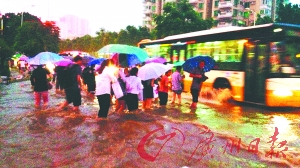 红色暴雨 袭广州 车库遭水浸街头可泛舟