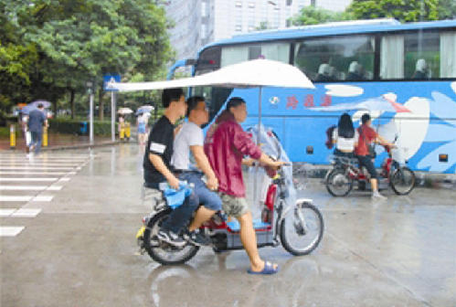 深圳疯狂电单车:堵地铁口超载闯红灯(组图)