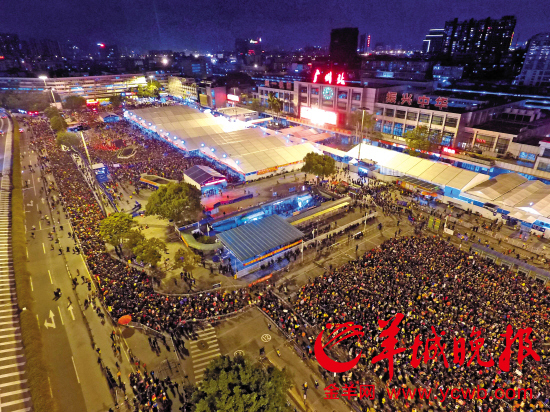 4万人昨晚聚集广州火车站 警方呼吁不要盲目提