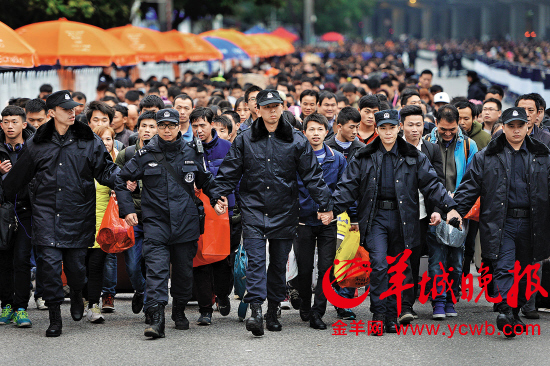 广州南站今日加开8趟高铁转运严重晚点旅客