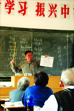 阿公阿婆齐来学英语 虎门职校开免费老年英语