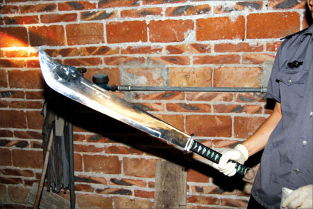 疑犯拒捕拔刀砍来 民警果断开枪擒下疑犯 广东地市新闻·南方网