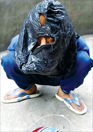 每天花一两百打游戏 5失学少年当街抢劫 广东