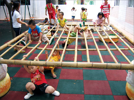 垒起旧轮胎小朋友 攀岩 废旧物品巧妙改造 广东