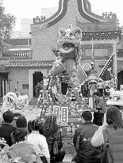 南方网:人日 开市吉日佛山醒狮闹春