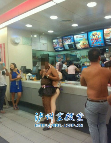 男子身着黑丝背<em>充气</em>娃娃 网友调侃:你老婆漏气