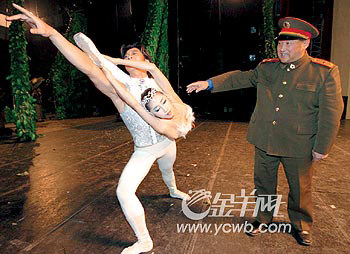 芭蕾·广州飞出会耍杂技的天鹅 踮脚演绝活让