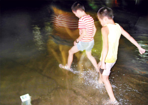 新闻:暴雨造成广州多处水浸街 积水汪洋小 孩喜