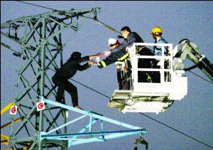 一男子爬高压线架玩自杀 穗大面积停电救人·