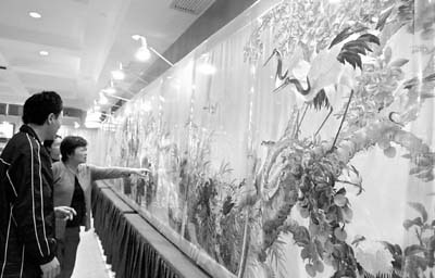 广绣绝品开出天价2000万 粤民间工艺聚羊城·