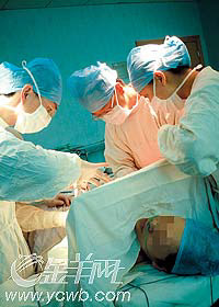 信赖广州医生美国师奶团不远万里来广州整容·