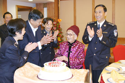 广州市公安局领导给一百岁退休老职工祝寿·广