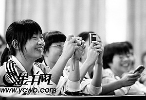 韩寒昨做客中大附中 遭尖叫欢迎刻薄提问 广东