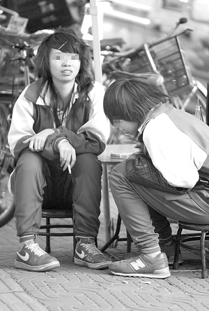 小女生街头抽烟扮优雅: