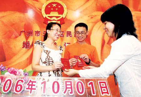 广州数百新人喜领结婚证 预约名额半月前已排