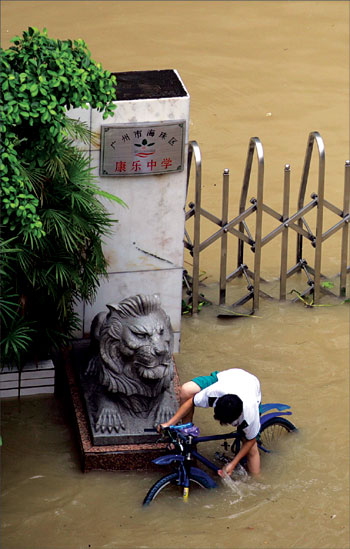 珠江大水90年一回越秀公园山体滑坡 广东地市