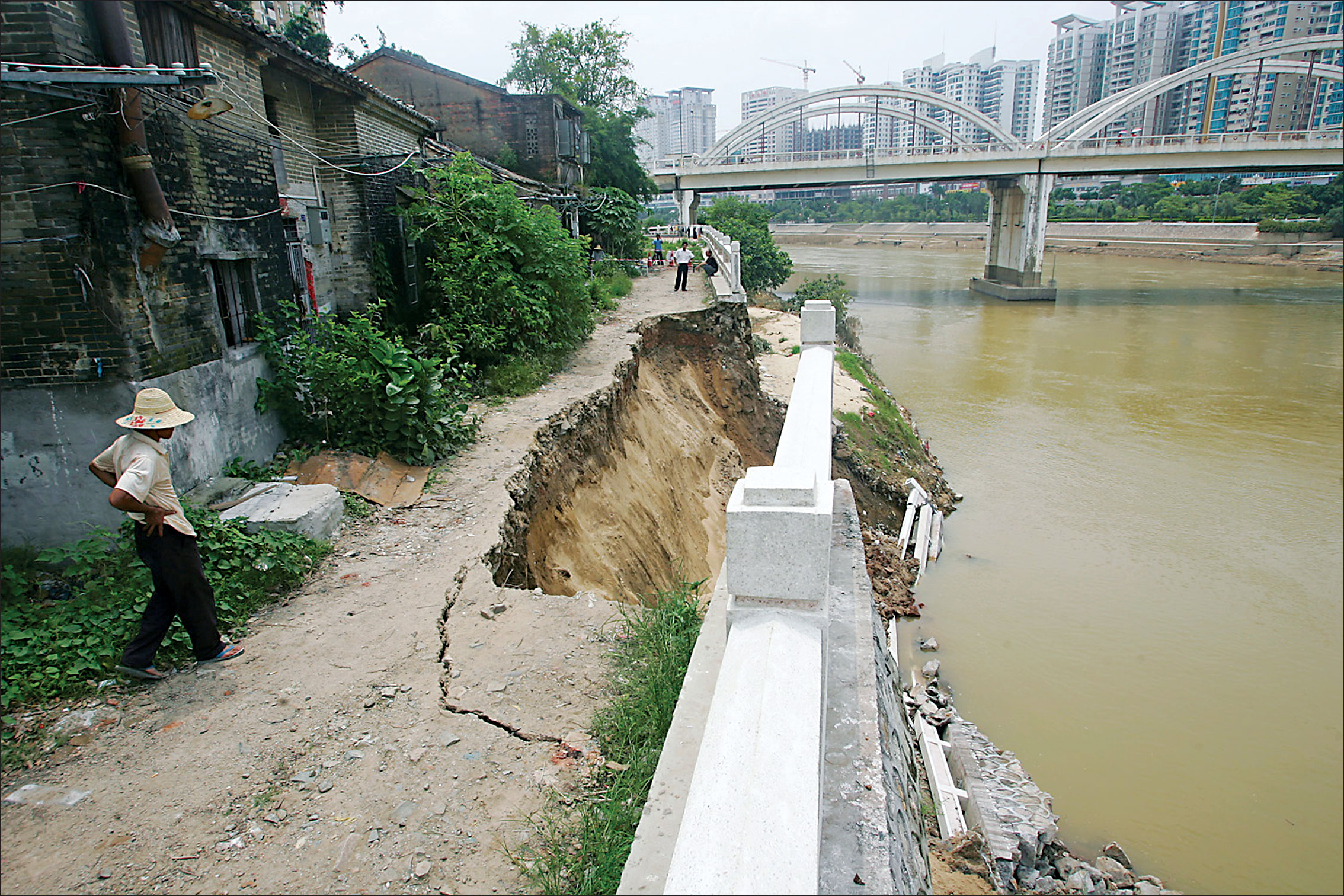 台北市地面坍塌 二十米宽巨坑吓坏居民_凤凰网视频_凤凰网