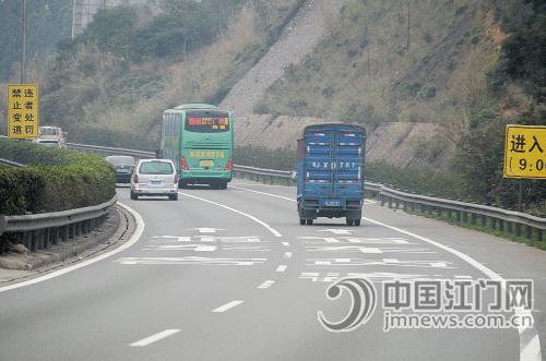 一大货车违规变道被抓拍 江门新闻 南方网