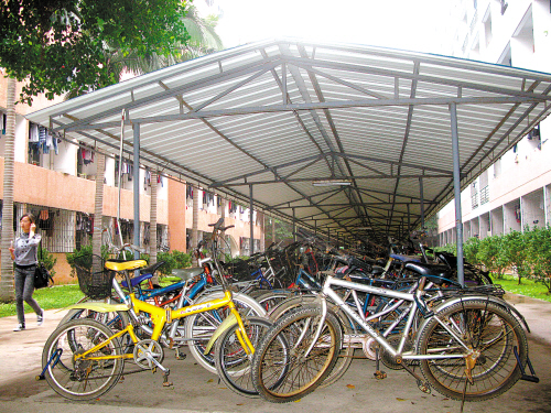 五邑大学的自行车停放点.