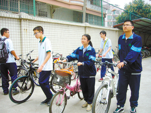 部分学生选择骑自行车上学.