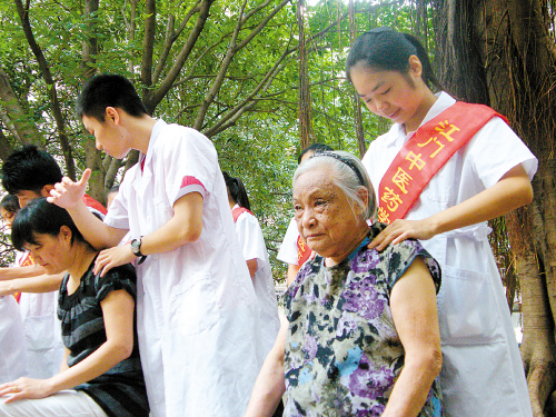 五邑中医院和中医药学校送医送药进社区