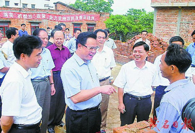 书记,市人大常委会主任周镇宏,副市长陈亚春,市委秘书长廖锋与信宜市