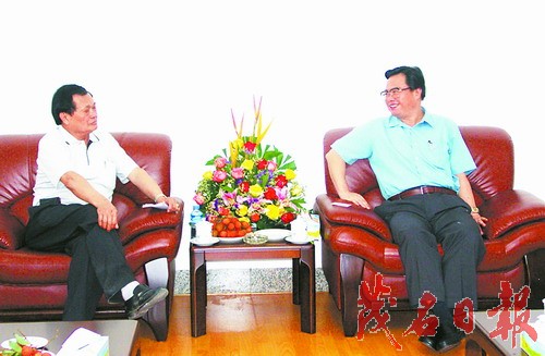 市委书记,市人大常委会主任周镇宏和美国茂名同乡会会长郭严芳先生