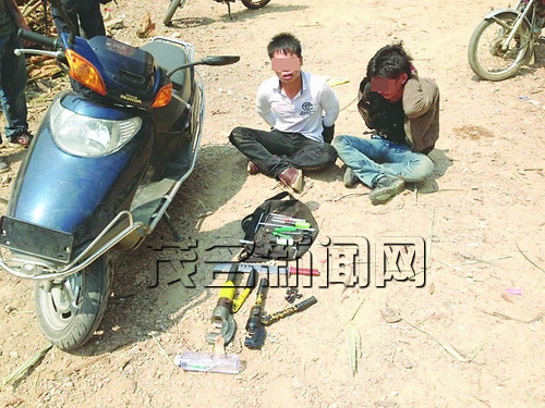 狂徒喷胡椒乱挥刀 高州巡警与盗车疑犯在207国