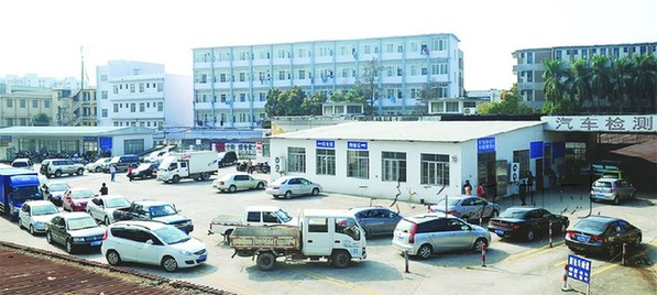 车主排队进行汽车年检
