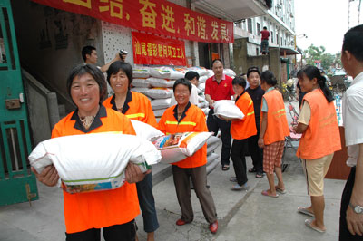 福彩发行中心给环卫工人捐赠 广东地市新闻·