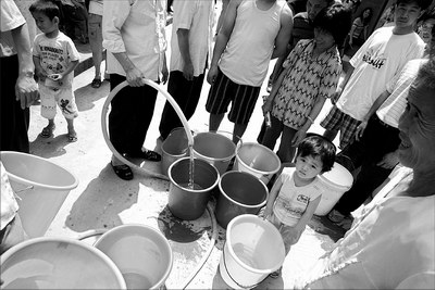 深圳1小区停水10天 万人买水过活 人为停水? 广