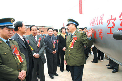 为地方送国防教育教材 br 空军赠送罗定退役战