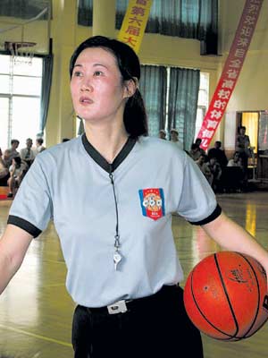 南方网·广东地市新闻:女子篮球赛场启用美女