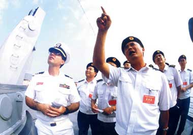 守卫在南中国海的中国海军官兵,让这位来自大洋彼岸的将军,走一路
