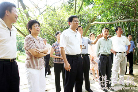 徐少华到市区公园调研