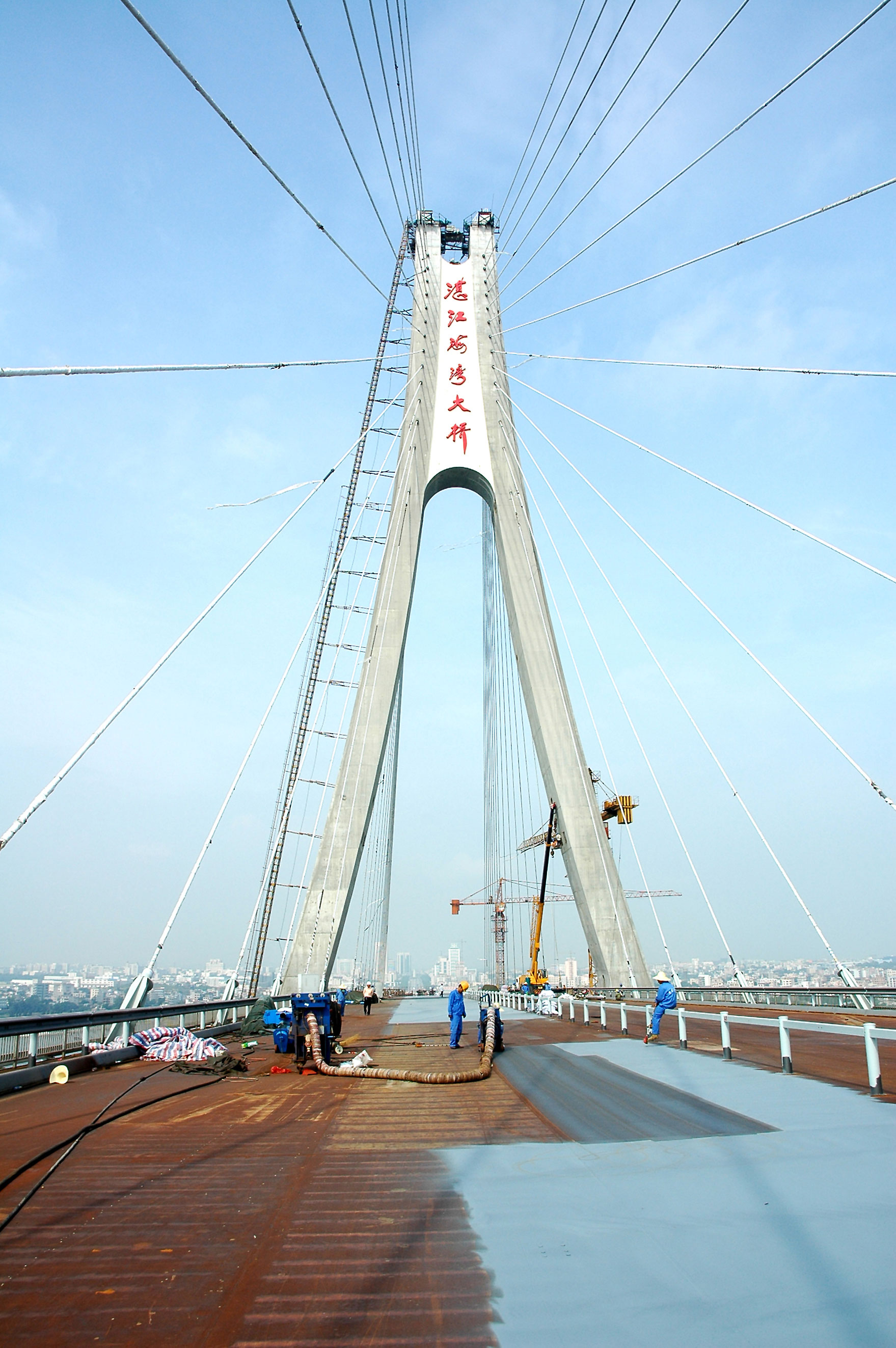 湛江海湾大桥进行桥面喷漆 广东地市新闻·南方网