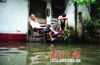 珠江发生罕见倒灌 广州多处水浸街成泽国 珠